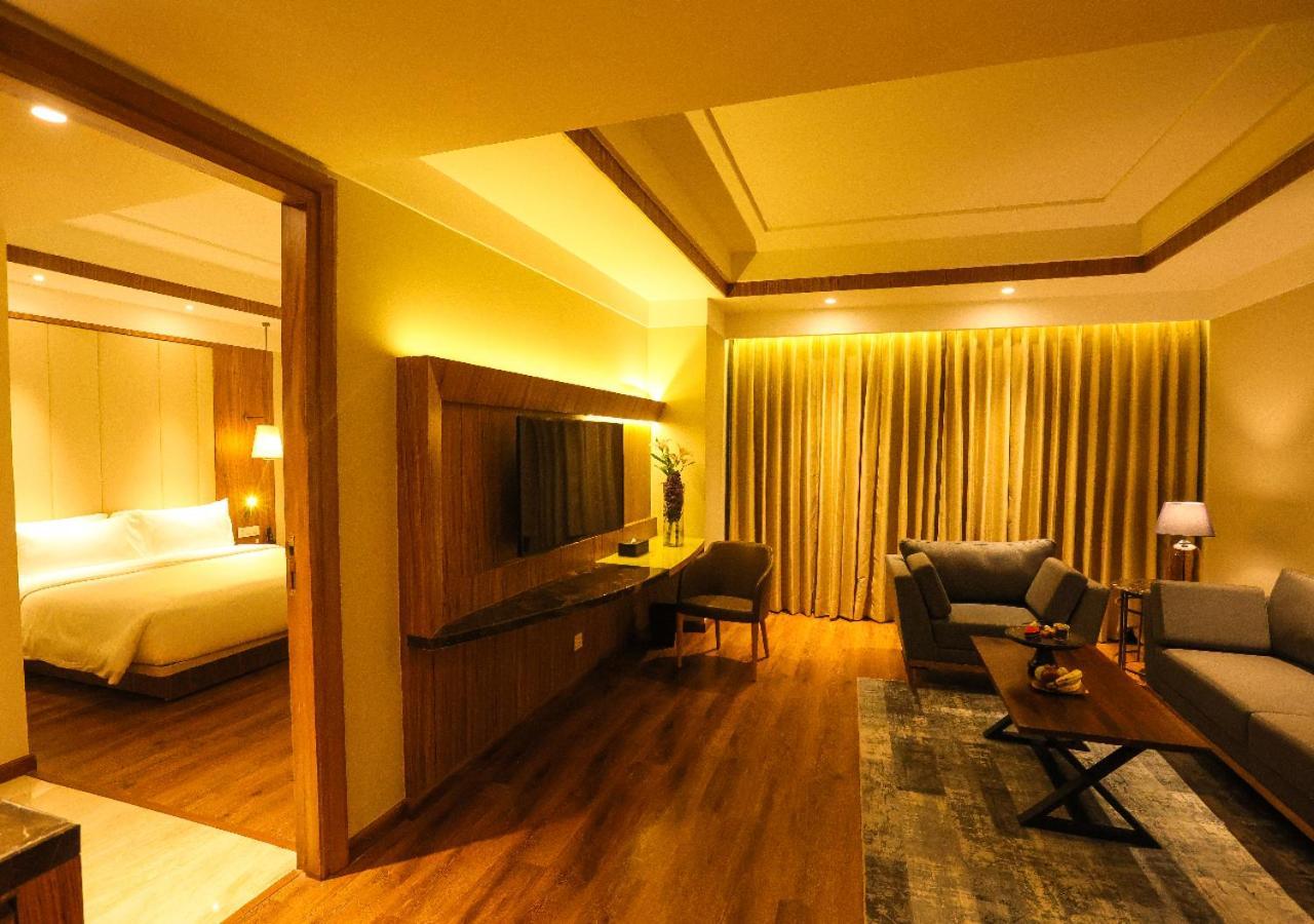 Hotel Radisson Bhopal Esterno foto